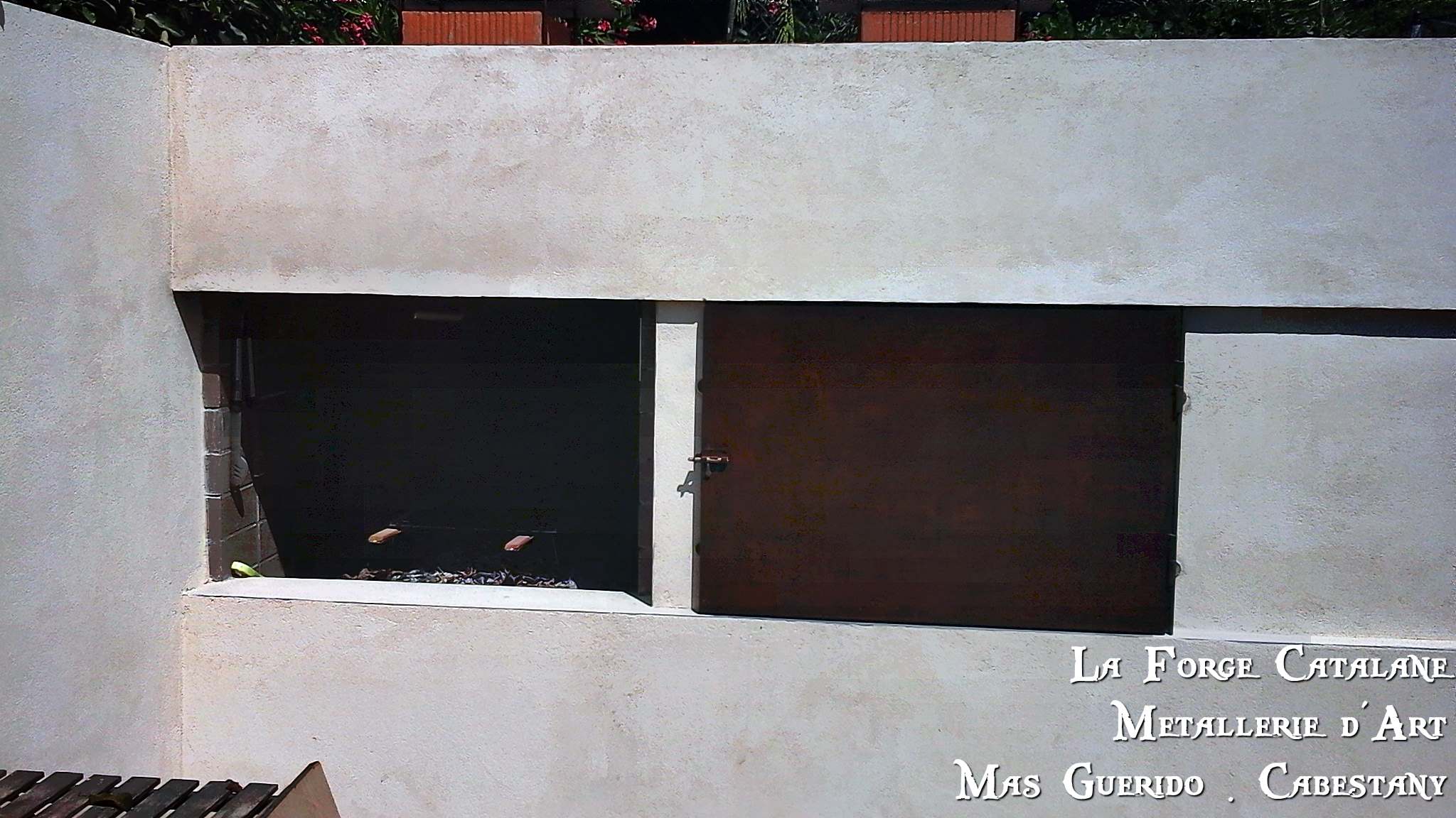 Porte tolee fermant un barbecue forge catalane.jpg